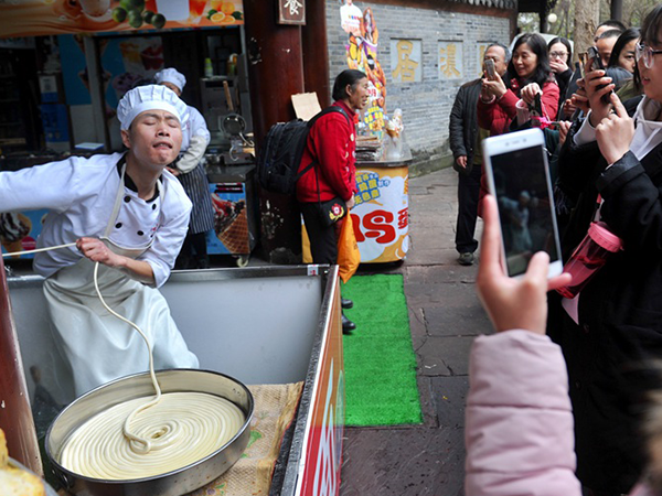 視頻制作讓拉面館爆紅20天，游客“五碗不過崗”